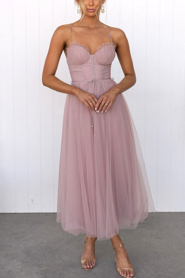 Elegante abito da sera Selira con accenti di rete e schiena scoperta - un look romantico e seducente con spalline sottili