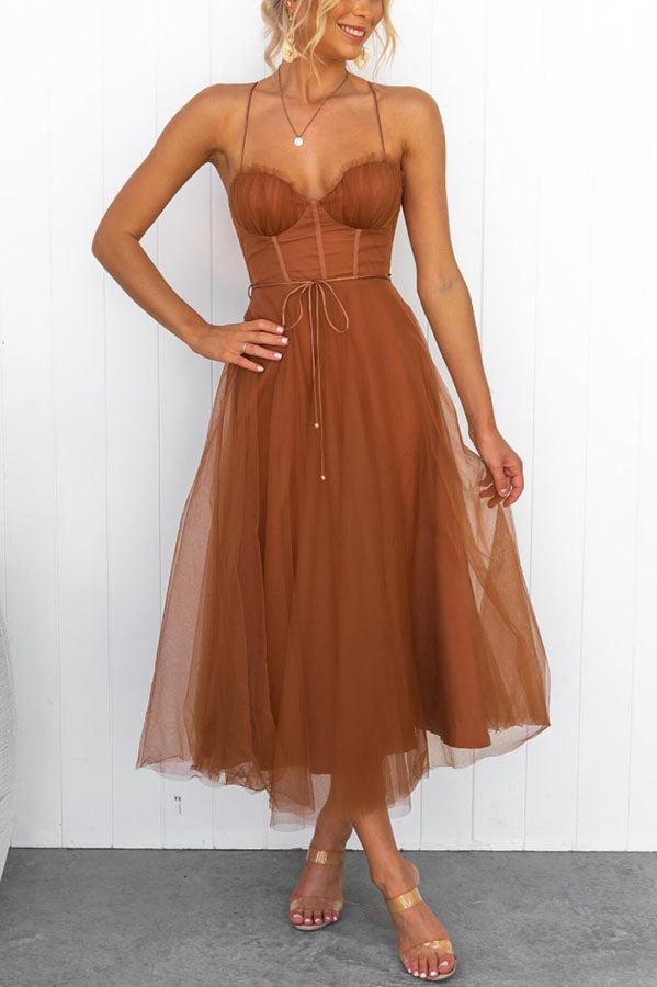 Elegante abito da sera Selira con accenti di rete e schiena scoperta - un look romantico e seducente con spalline sottili