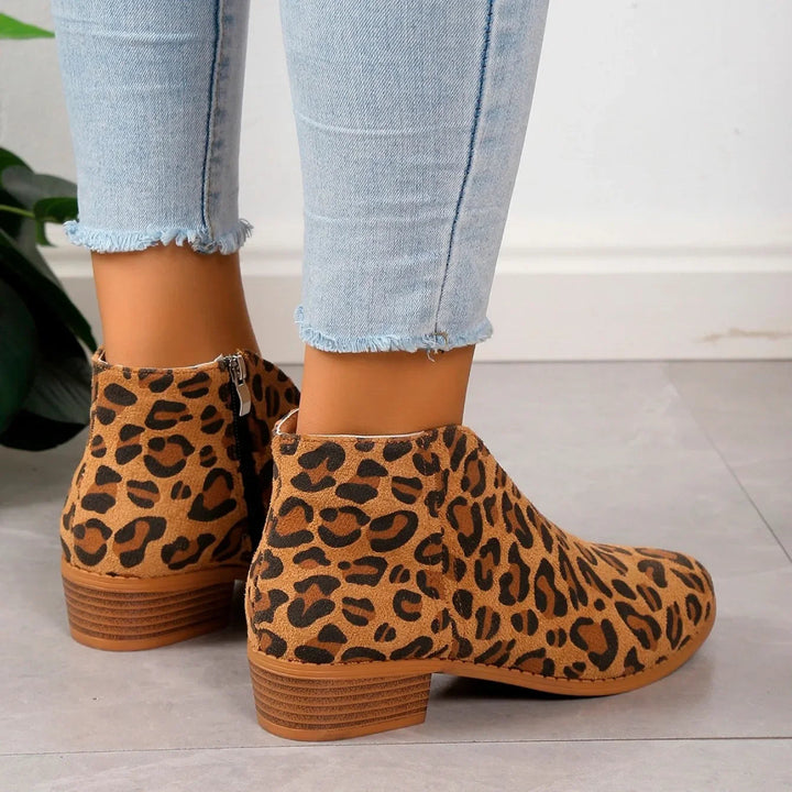 Eleganti stivali da donna in pelle scamosciata dal design classico