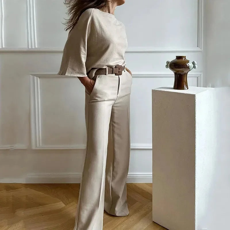 Elegante set in due pezzi con top a pipistrello alla moda e comodi pantaloni a vita alta e gamba larga