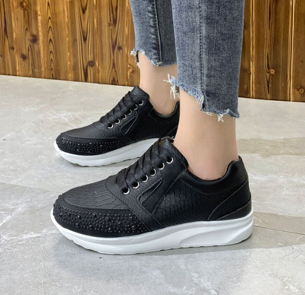 Scarpe da ginnastica sportive da donna con accenti di cristallo e un'elegante texture in pelle di serpente - comoda chiusura con lacci per essere indossate tutto il giorno