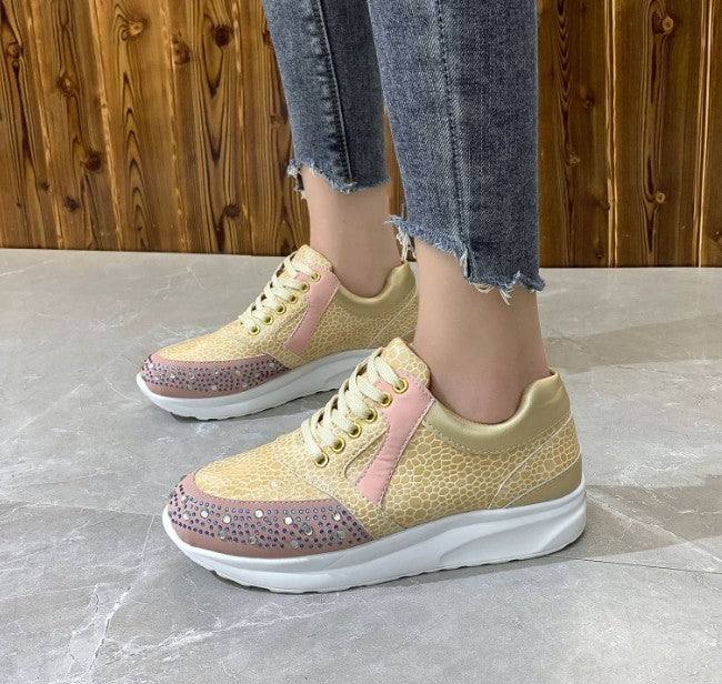 Scarpe da ginnastica sportive da donna con accenti di cristallo e un'elegante texture in pelle di serpente - comoda chiusura con lacci per essere indossate tutto il giorno