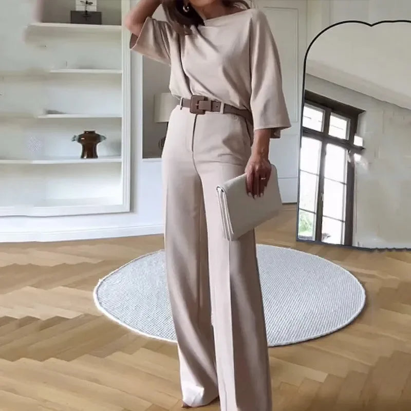 Elegante set in due pezzi con top a pipistrello alla moda e comodi pantaloni a vita alta e gamba larga