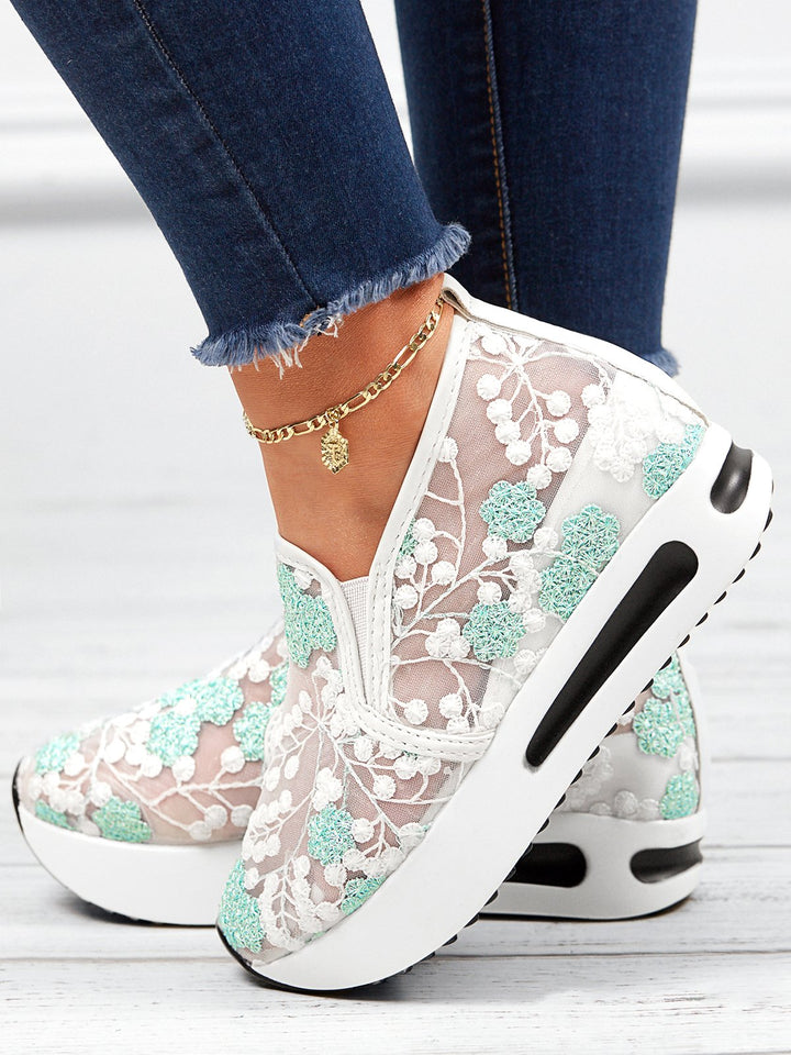 Eleganti scarpe da ginnastica slip-on da donna con rete delicata, eleganti ricami floreali e una comoda suola con plateau