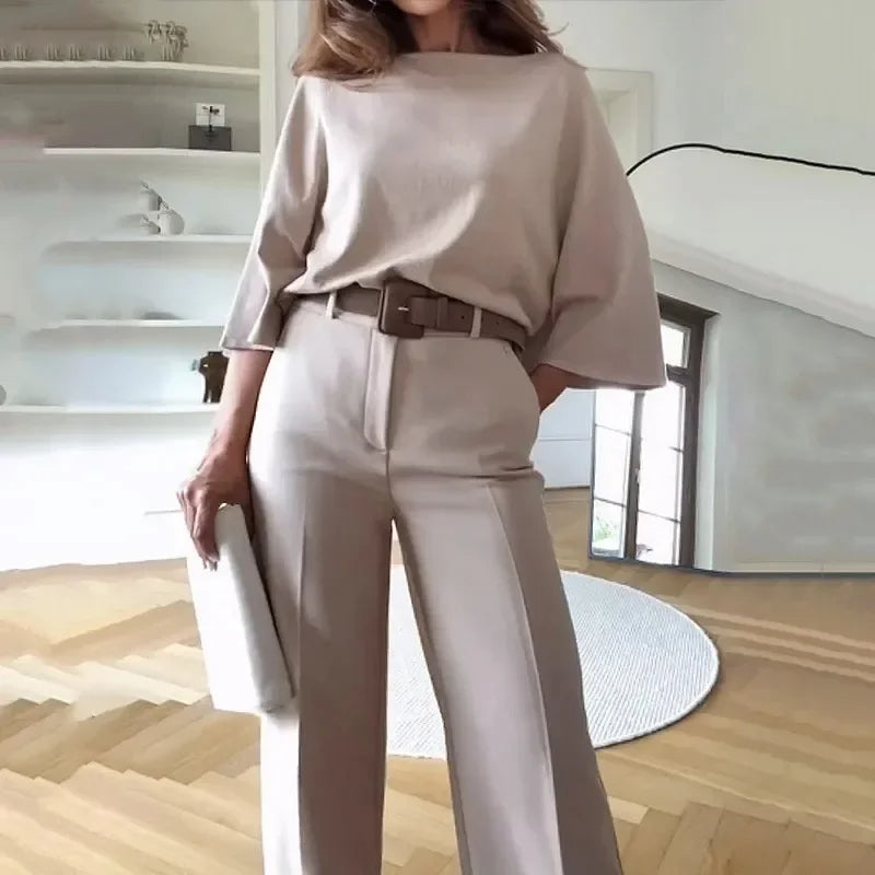 Elegante set in due pezzi con top a pipistrello alla moda e comodi pantaloni a vita alta e gamba larga