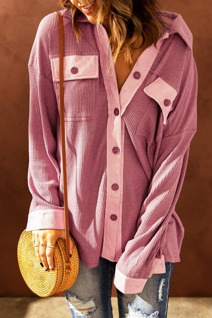 Elegante gilet da uomo a maniche lunghe con un'attraente fantasia a pois a contrasto