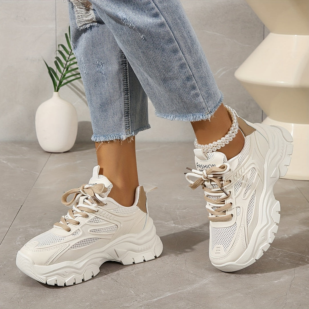 Scarpe sportive da donna in mesh con patch nero - comfort e look quotidiano alla moda