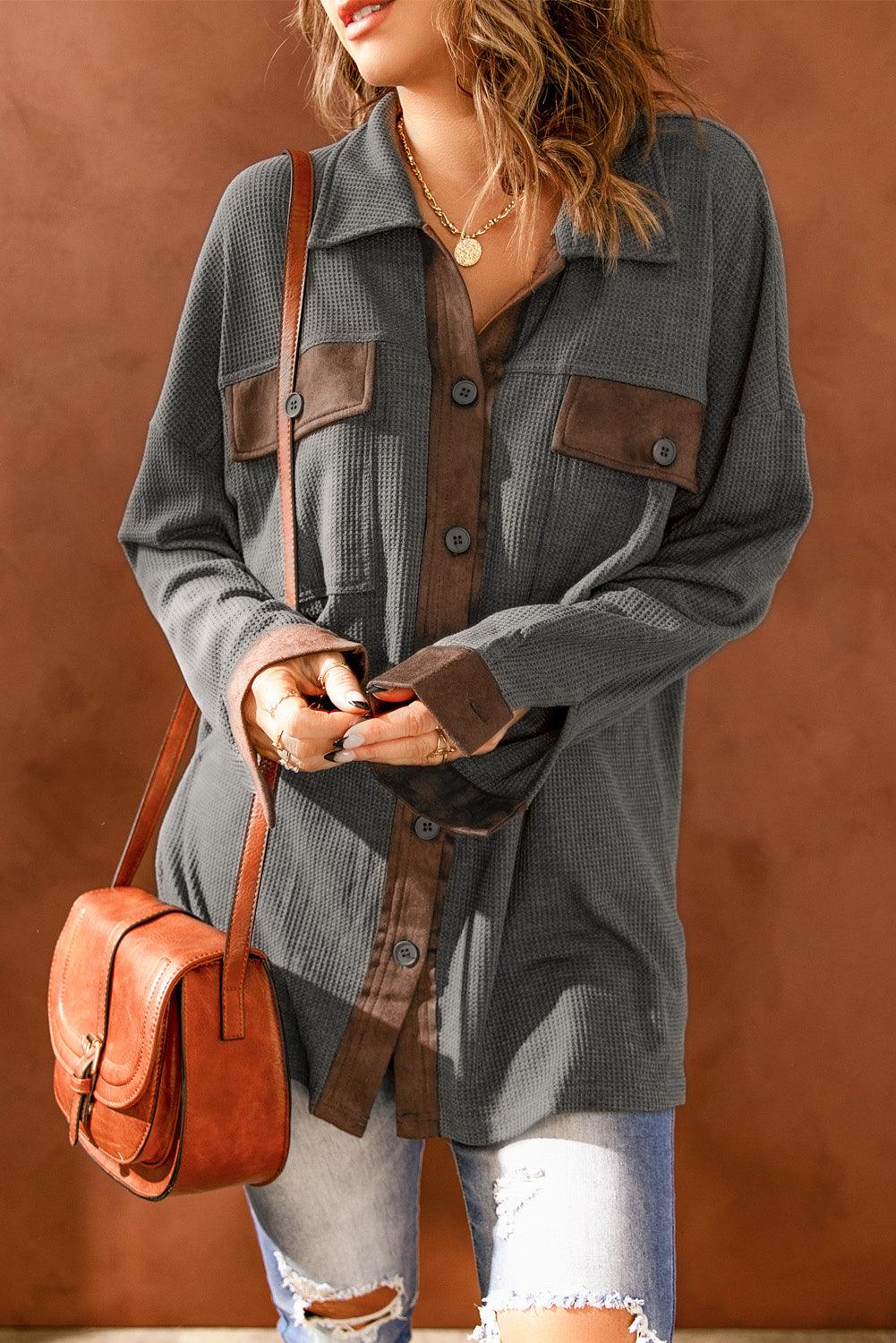 Elegante gilet da uomo a maniche lunghe con un'attraente fantasia a pois a contrasto