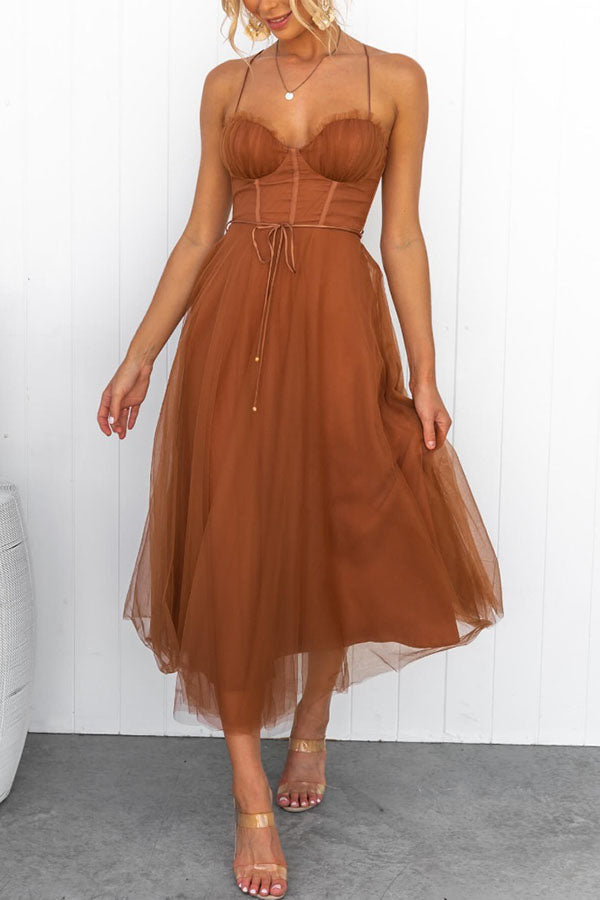 Elegante abito da sera Selira con accenti di rete e schiena scoperta - un look romantico e seducente con spalline sottili