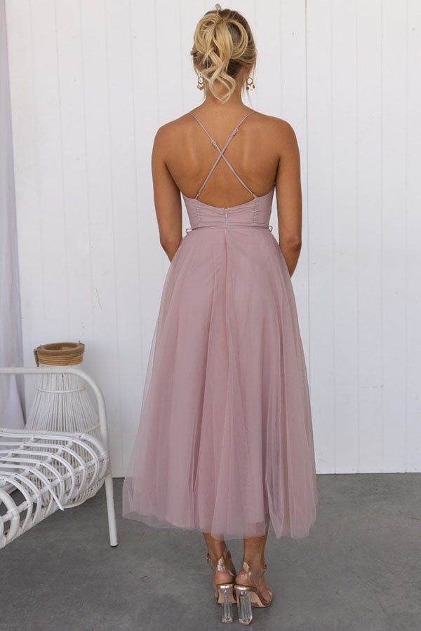 Elegante abito da sera Selira con accenti di rete e schiena scoperta - un look romantico e seducente con spalline sottili