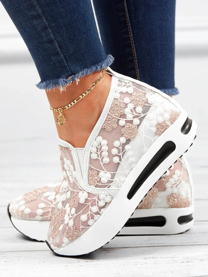 Eleganti scarpe da ginnastica slip-on da donna con rete delicata, eleganti ricami floreali e una comoda suola con plateau
