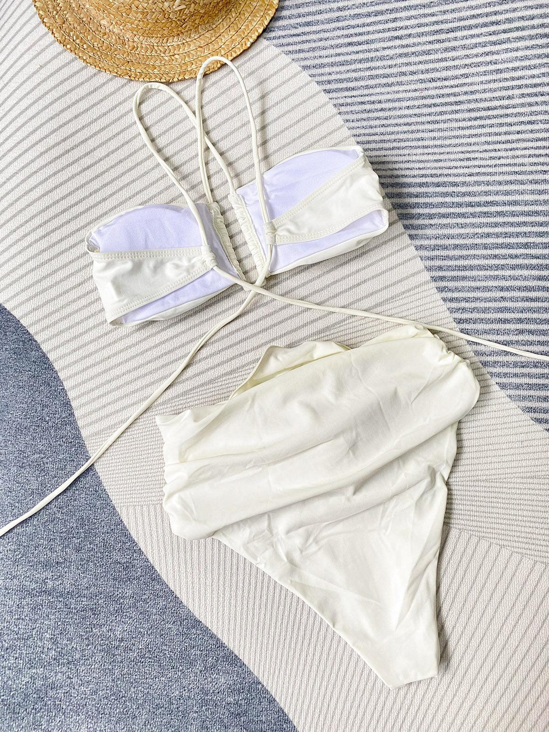 Bikini alla moda con scollatura sfacciata e dettagli floreali per donna