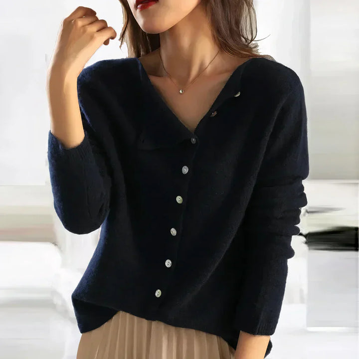 Il blusa Emilia, elegante e alla moda, è la scelta perfetta per ogni occasione.