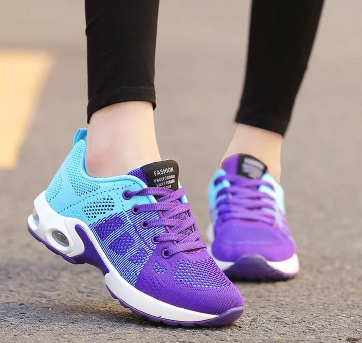 Scarpe da ginnastica sportive da donna con mesh traspirante, ammortizzazione superiore e comfort ultraleggero per essere indossate tutto il giorno.