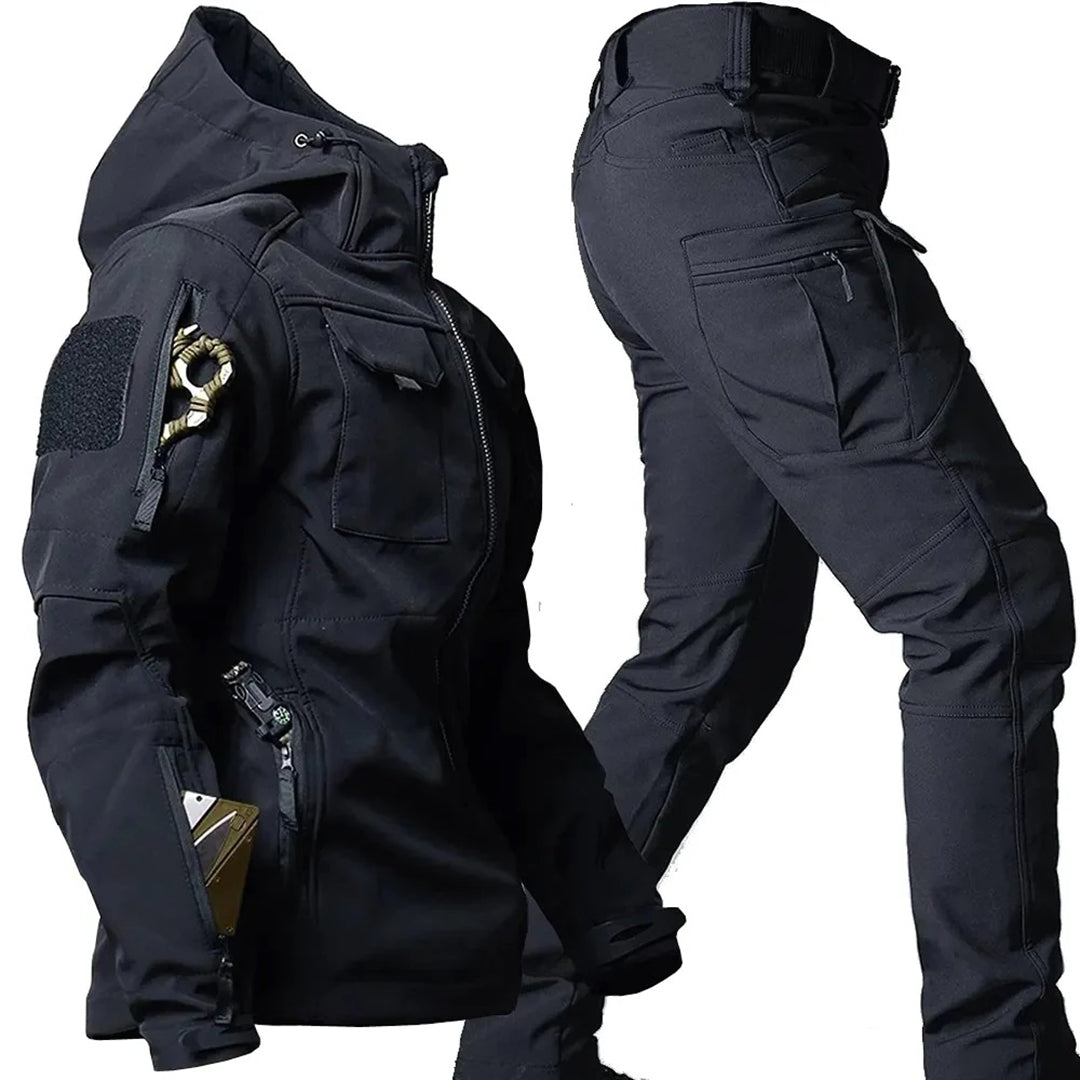 Elegante set LOUIS: giacca con cappuccio e pantaloni cargo funzionali per un look unico.