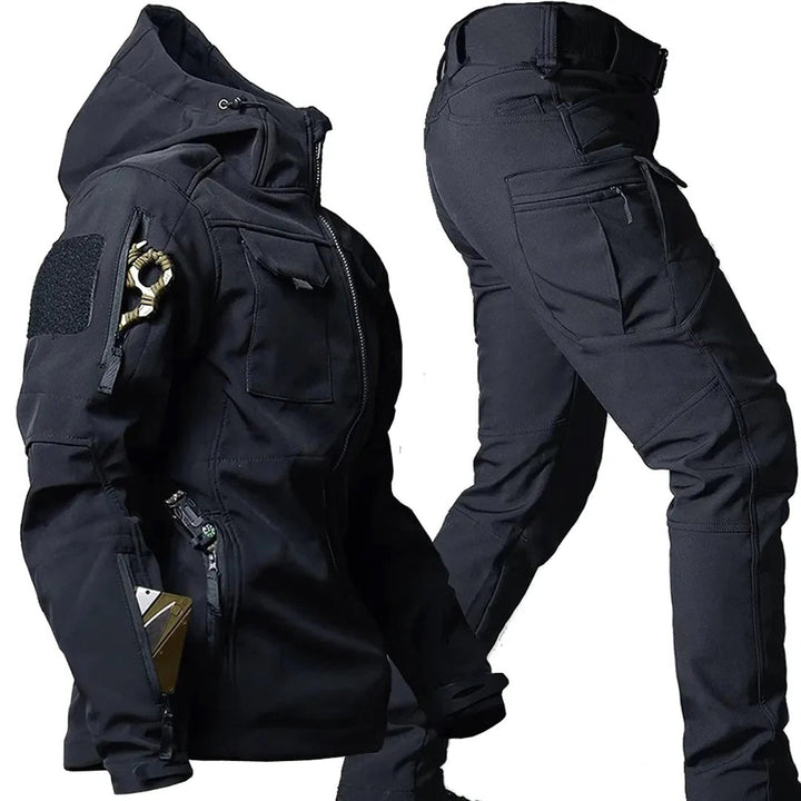 Elegante set LOUIS: giacca con cappuccio e pantaloni cargo funzionali per un look unico.