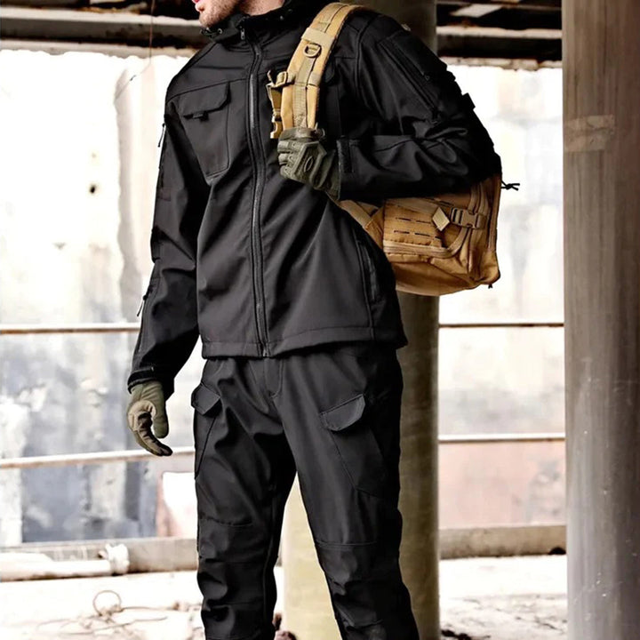 Elegante set LOUIS: giacca con cappuccio e pantaloni cargo funzionali per un look unico.