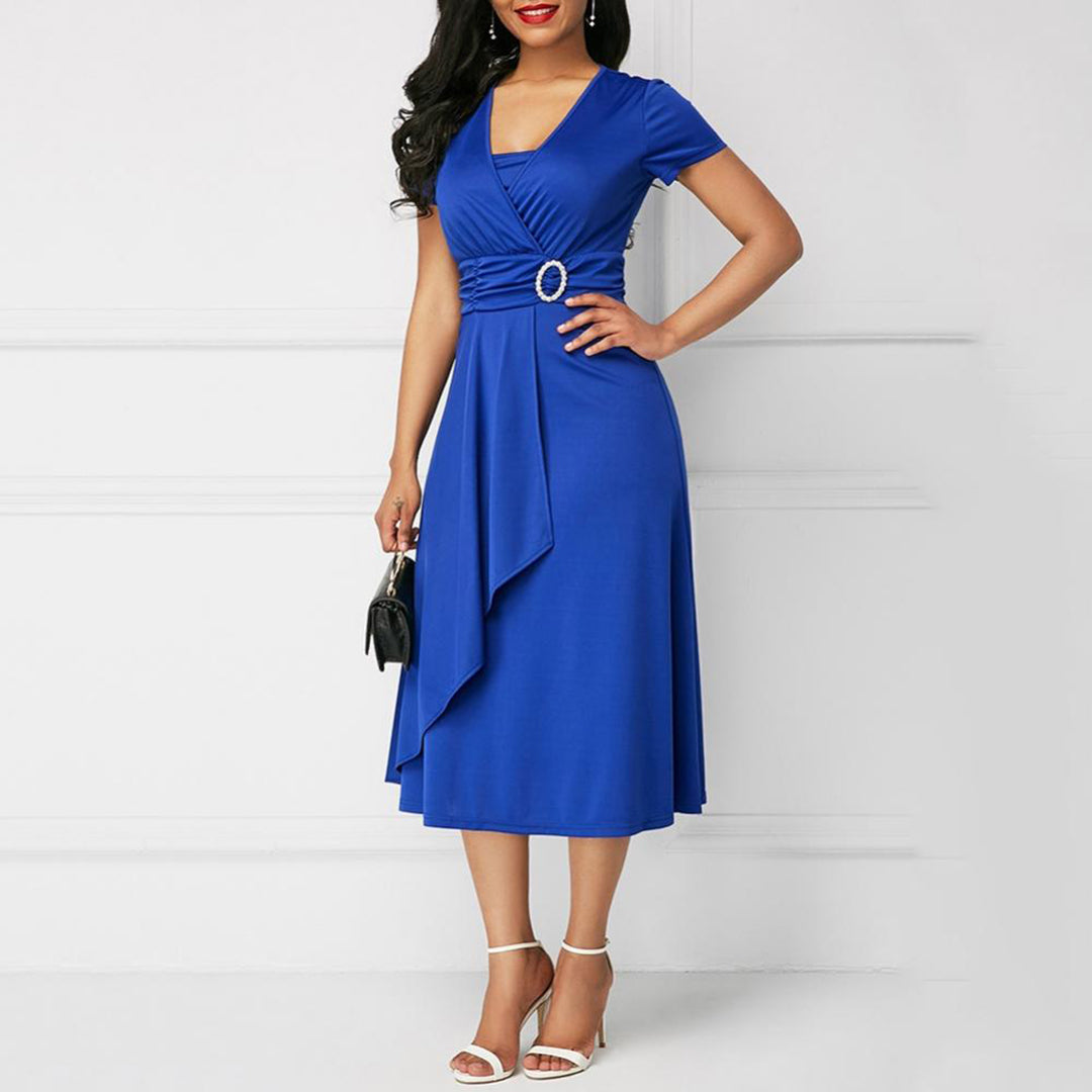 Elegante abito da donna con maniche corte, orlo asimmetrico al ginocchio ed elegante scollatura a V