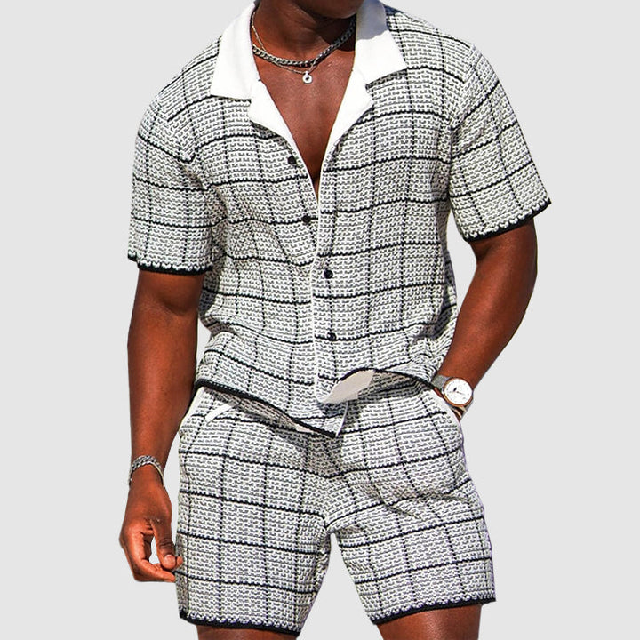 Elegante set da uomo in due pezzi con camicia a maniche corte con bottoni e comodi pantaloncini a quadri - perfetto per le uscite di tutti i giorni
