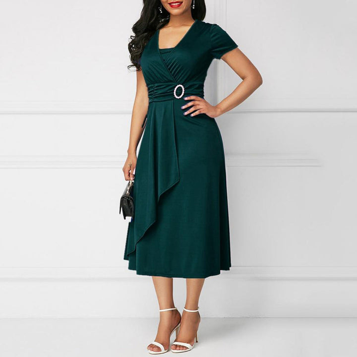 Elegante abito da donna con maniche corte, orlo asimmetrico al ginocchio ed elegante scollatura a V
