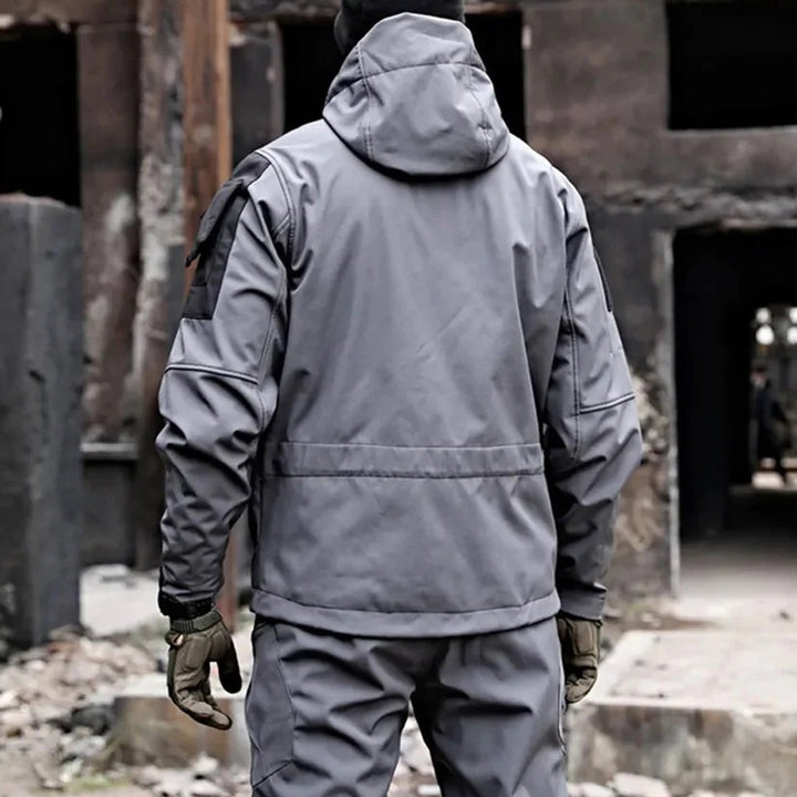 Elegante set LOUIS: giacca con cappuccio e pantaloni cargo funzionali per un look unico.