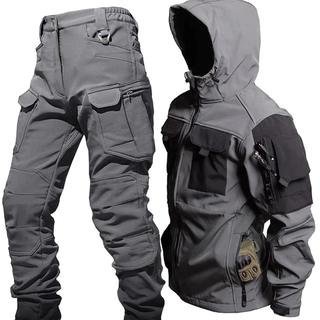 Elegante set LOUIS: giacca con cappuccio e pantaloni cargo funzionali per un look unico.