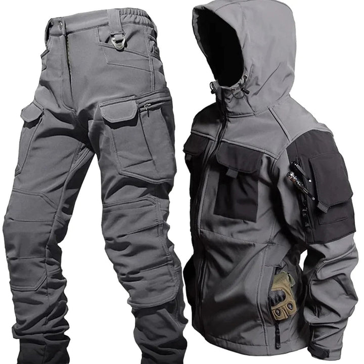 Elegante set LOUIS: giacca con cappuccio e pantaloni cargo funzionali per un look unico.