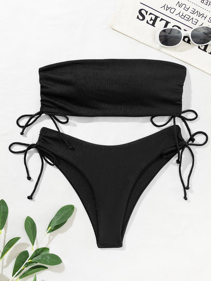 Elegante set bikini da donna a fascia con elegante bordo - parte superiore senza spalline, parte inferiore con bordo