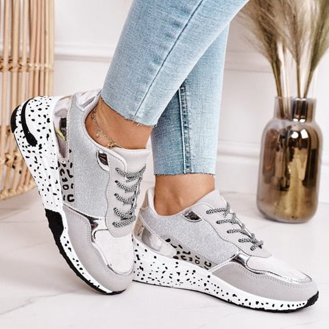 Sneakers da donna eleganti e alla moda con design strutturato, accenti metallici e un'eccezionale ammortizzazione confortevole