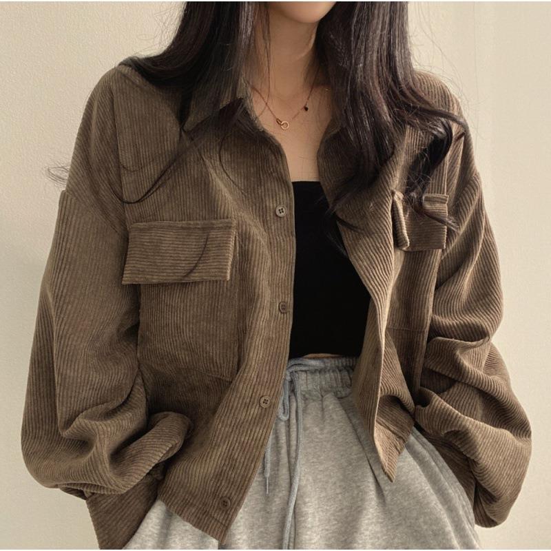 Elegante camicia da donna in velluto a coste con vestibilità oversize, abbottonatura e maniche lunghe - un capo d'abbigliamento perfetto per tutti i giorni