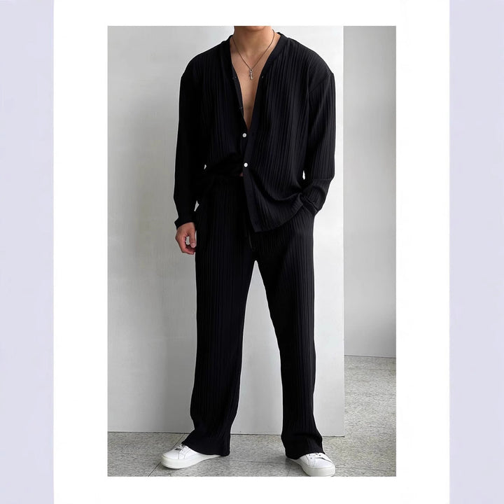 Set da uomo elegantemente casual con texture plissettata - Camicia senza colletto e pantaloni lunghi e dritti
