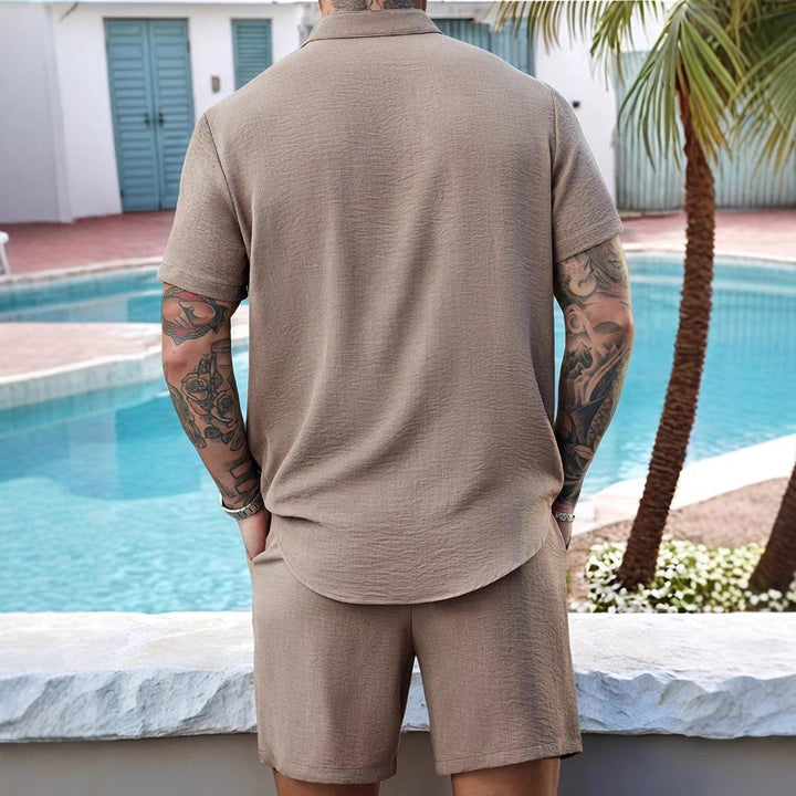 Ensemble da uomo: elegante T-shirt Henley e comodi pantaloncini corti in cotone - la scelta perfetta per le uscite diurne e serali