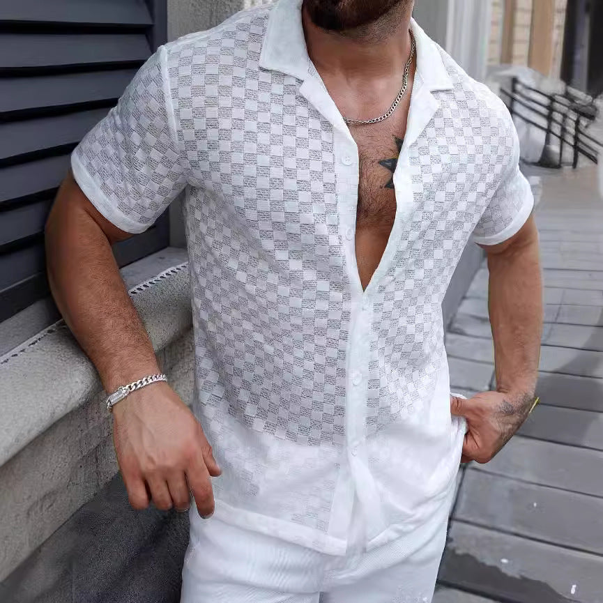 T-shirt elegante da uomo in morbido tessuto con elegante scollatura a bottoni, sottili spacchi e polsini sofisticati