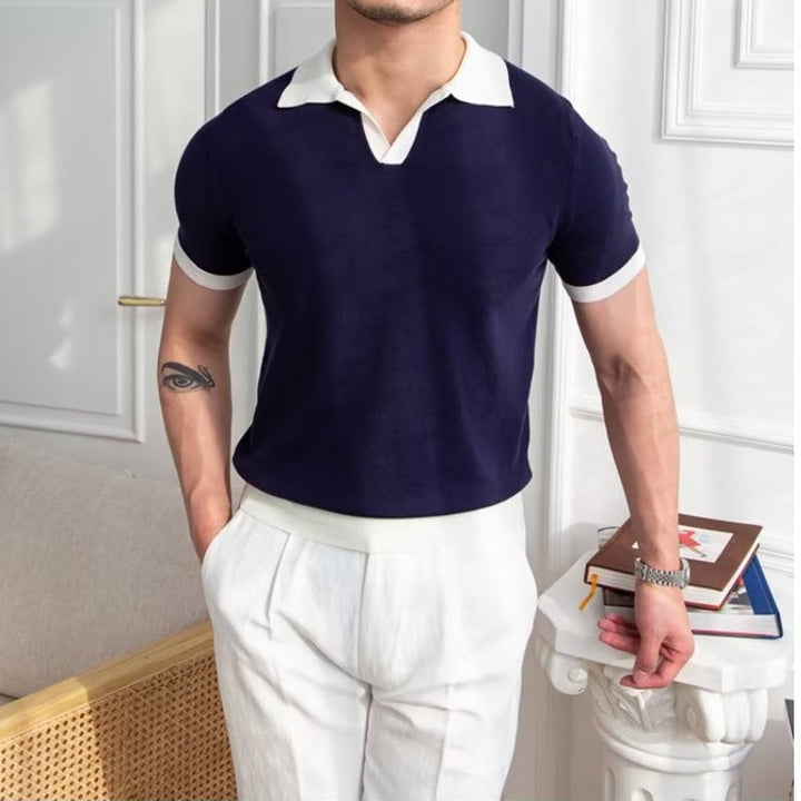 Polo da uomo in maglia di cotone - comoda vestibilità regolare, scollo a punta e polsini a costine con maniche corte.