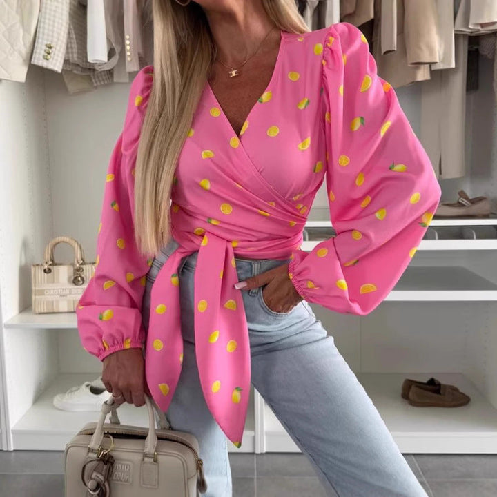 Top eleganti da donna con scollo a punta e polsini sulle spalle - tagli alla moda e stampe eleganti