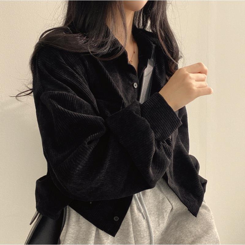 Elegante camicia da donna in velluto a coste con vestibilità oversize, abbottonatura e maniche lunghe - un capo d'abbigliamento perfetto per tutti i giorni