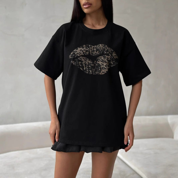 T-shirt alla moda da donna con stampa Leopard Lips - vestibilità rilassata ed elegante in cotone, maniche corte e scollatura a girocollo