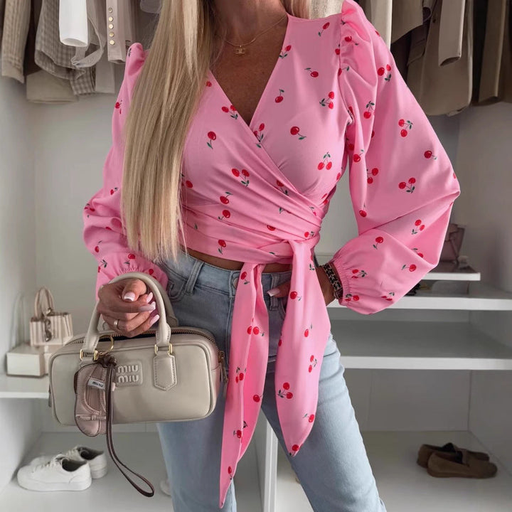 Top eleganti da donna con scollo a punta e polsini sulle spalle - tagli alla moda e stampe eleganti