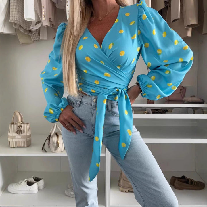 Top eleganti da donna con scollo a punta e polsini sulle spalle - tagli alla moda e stampe eleganti