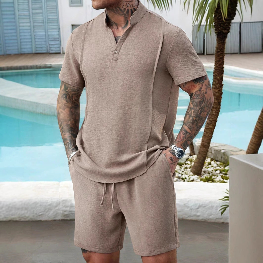Ensemble da uomo: elegante T-shirt Henley e comodi pantaloncini corti in cotone - la scelta perfetta per le uscite diurne e serali