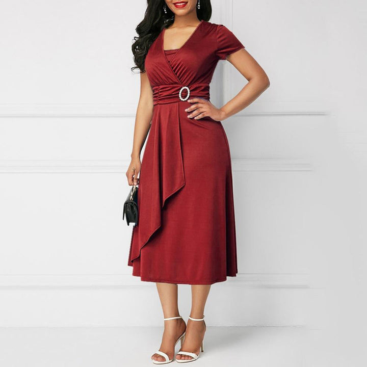 Elegante abito da donna con maniche corte, orlo asimmetrico al ginocchio ed elegante scollatura a V