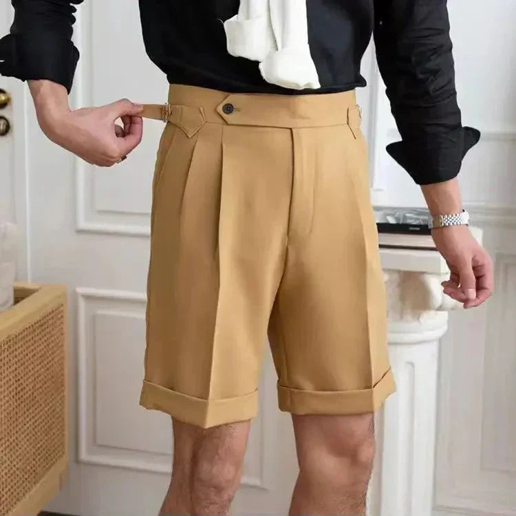 Pantaloncini su misura da uomo con dettagli plissettati frontali, orli arrotolati e lunghezza al ginocchio per uno stile elegante e casual