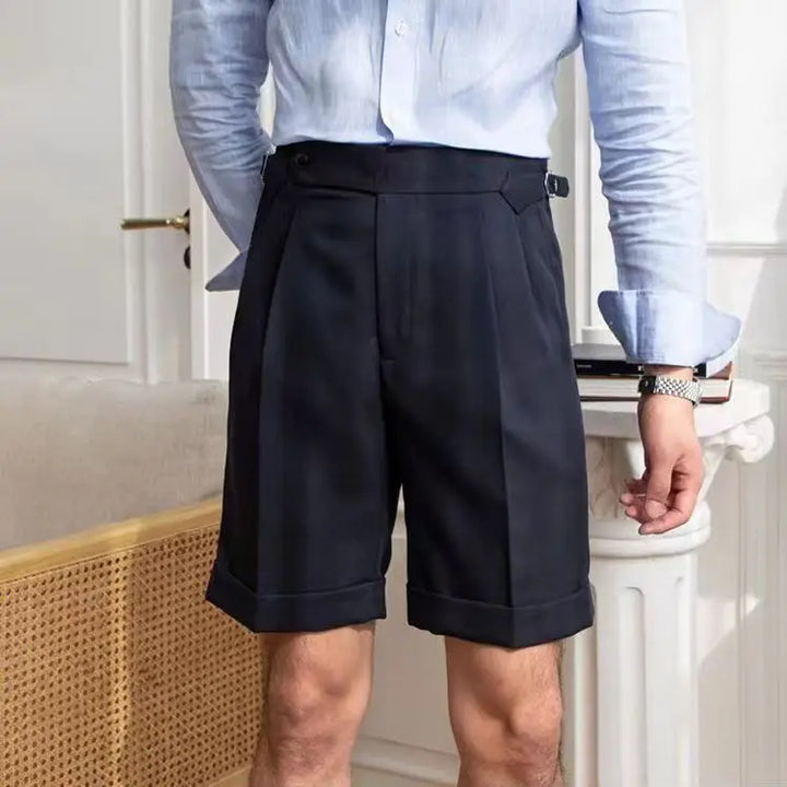 Pantaloncini su misura da uomo con dettagli plissettati frontali, orli arrotolati e lunghezza al ginocchio per uno stile elegante e casual