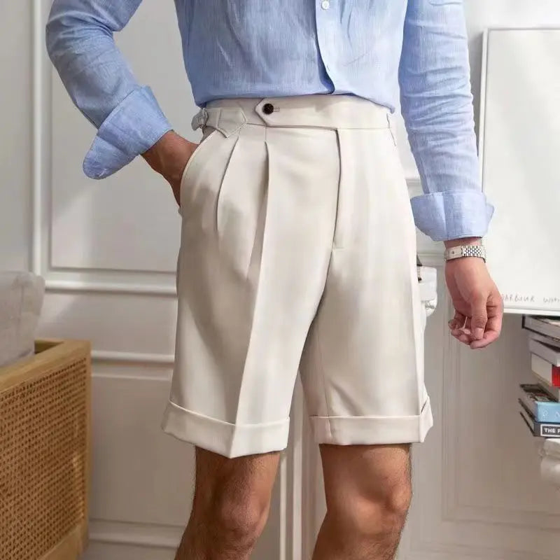 Pantaloncini su misura da uomo con dettagli plissettati frontali, orli arrotolati e lunghezza al ginocchio per uno stile elegante e casual