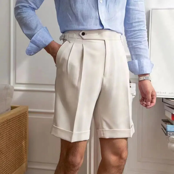 Pantaloncini su misura da uomo con dettagli plissettati frontali, orli arrotolati e lunghezza al ginocchio per uno stile elegante e casual