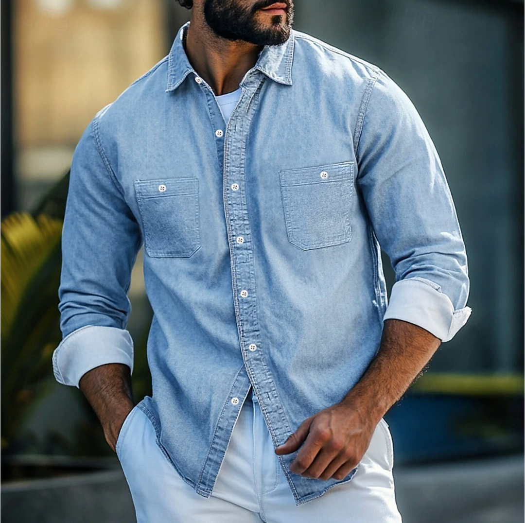 T-shirt da uomo in denim con taglio classico, polsini lunghi e bottone sul petto.