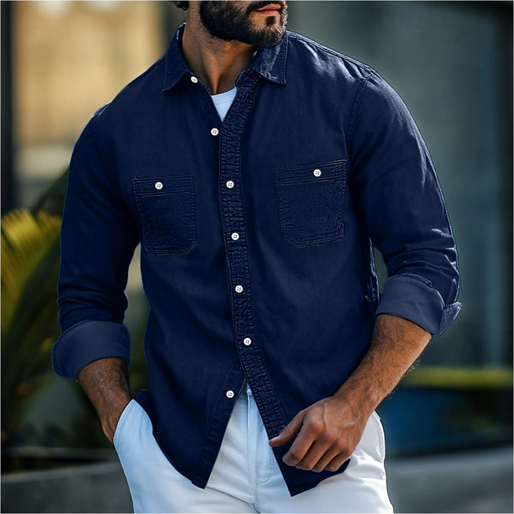 T-shirt da uomo in denim con taglio classico, polsini lunghi e bottone sul petto.