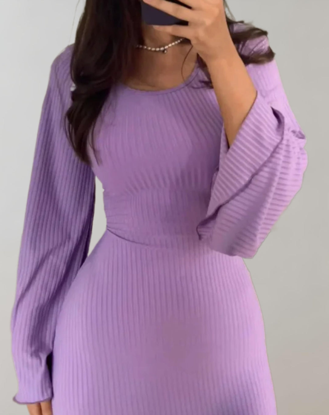 Elegante accappatoio da donna con collo a V - un'opzione elegante e lussuosa per il relax