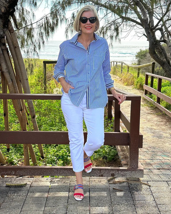 Elegante blusa da donna con bottoni e fondo svasato - In morbido cotone con maniche lunghe lucide per un look casual e alla moda