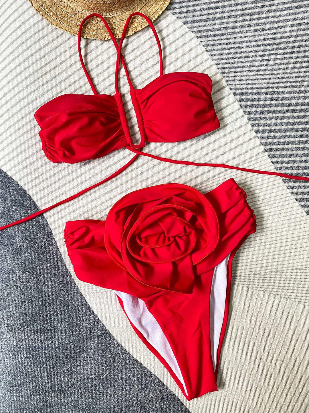 Bikini alla moda con scollatura sfacciata e dettagli floreali per donna